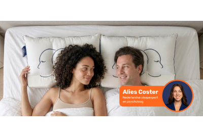 Man en vrouw liggen in bed op een Silvana kussen