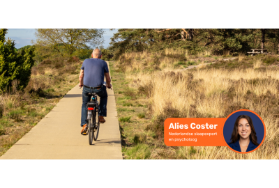 Man fietst door heide